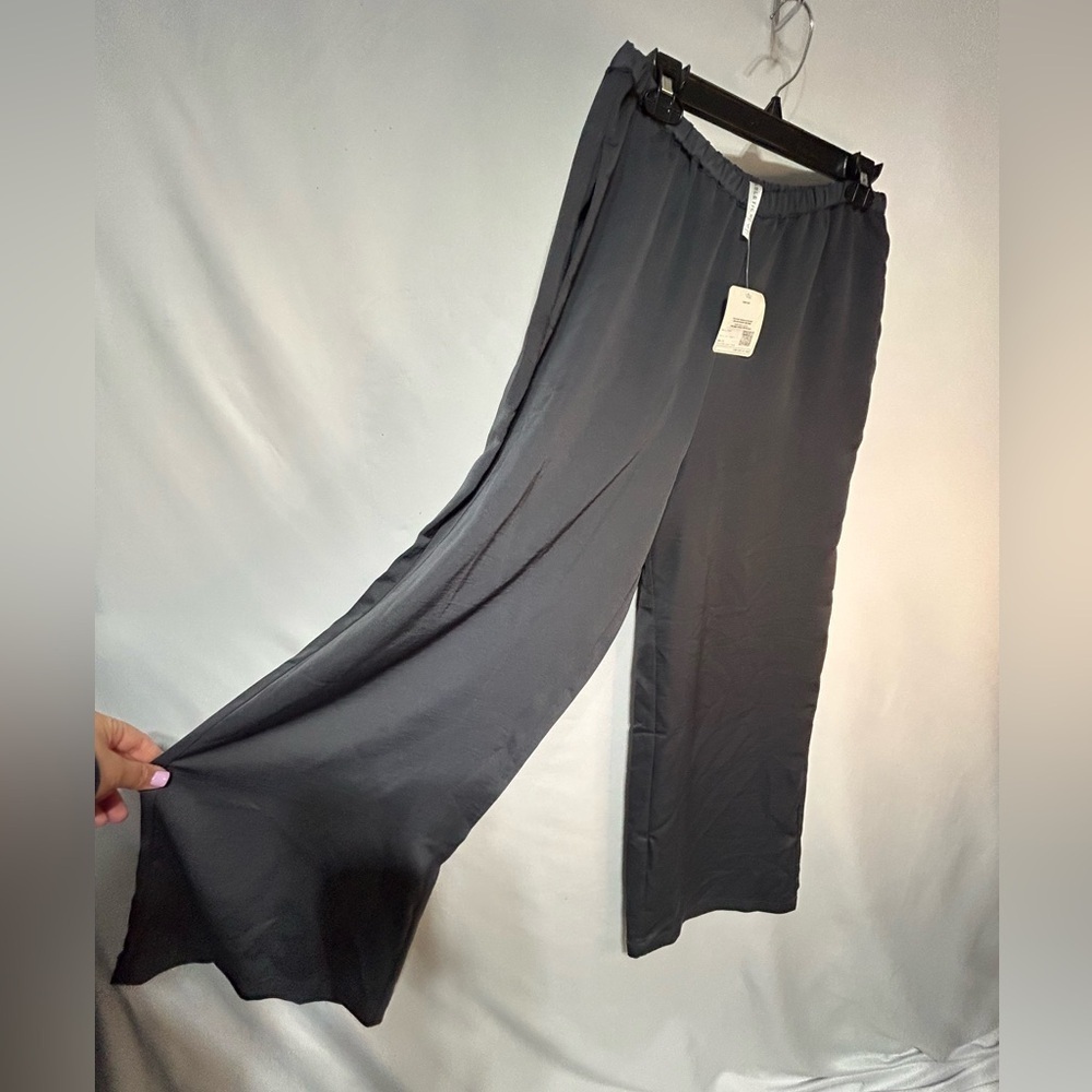 FABLETICS woman’s wide leg charcoal pant with pockets. Size XL. New with tags.
